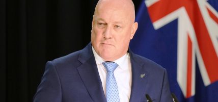 लक्सनलाई पार्टीको पुनः समर्थन