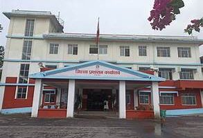 राहदानी सेवाग्राहीका घरमा पुर्‍याउँदै चितवन प्रशासन