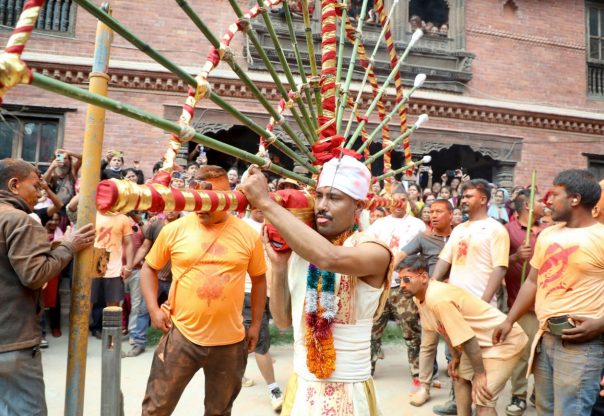 दश इन्च लामो सियोले जिब्रो छेडेर यसरी घुमे टोलटोलमा सुजन …