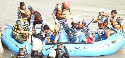 विपद्का बेला मानवीय उद्धारको नेतृत्व गर्दै सशस्त्र प्रहरी