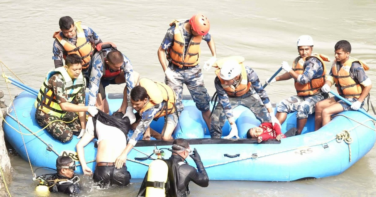 विपद्का बेला मानवीय उद्धारको नेतृत्व गर्दै सशस्त्र प्रहरी