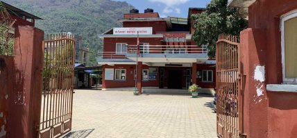 घरमै पुगेर राहदानी वितरण गर्दै तनहुँ प्रशासन