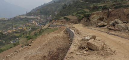 पेट्रोलियम पदार्थको मूल्यवृद्धिको प्रभाव दरवाङ-मुना-ढोरपाटन सडक निर्माणमा