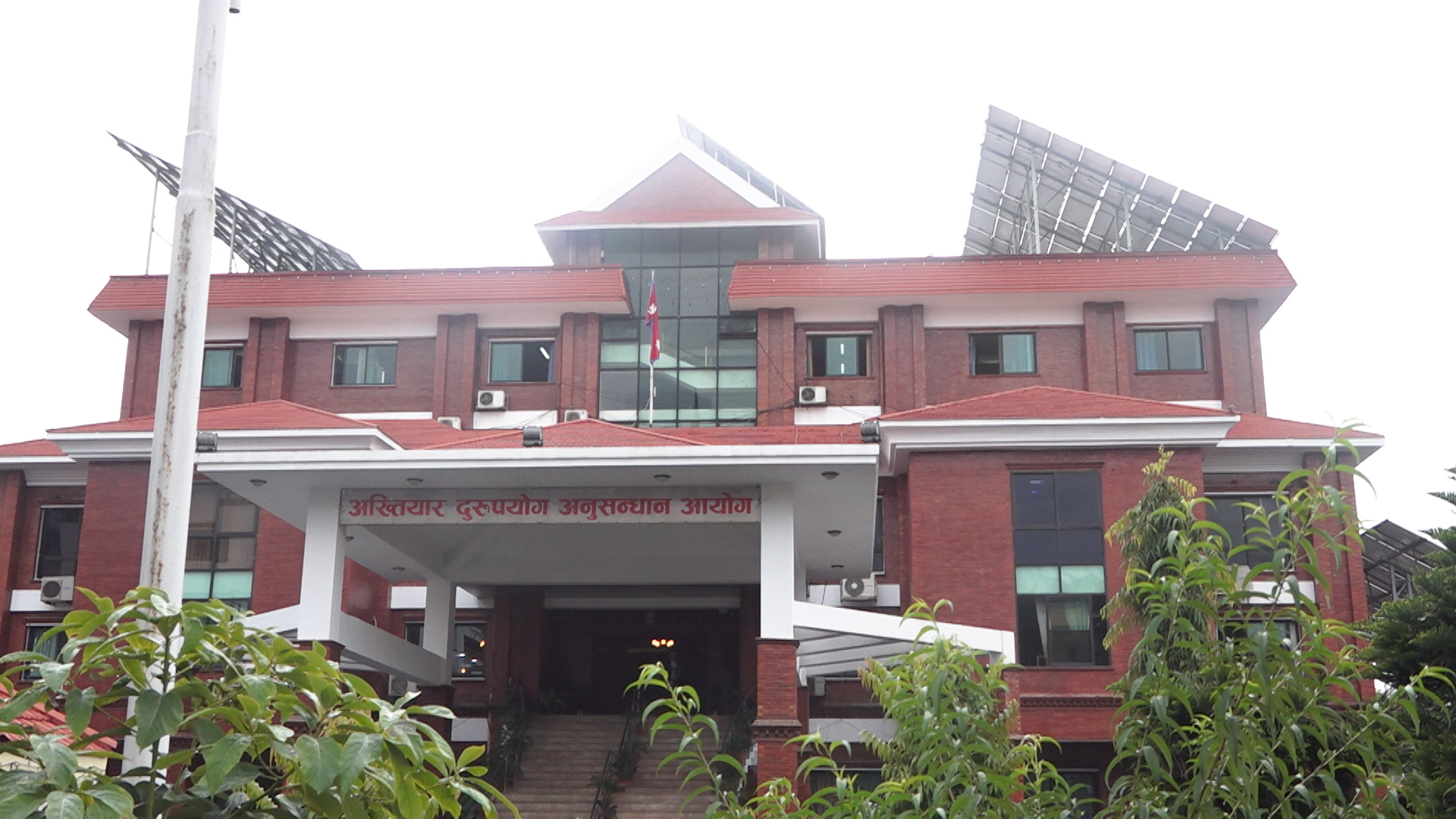 घुससहित सशस्त्र प्रहरी निरीक्षक पक्राउ
