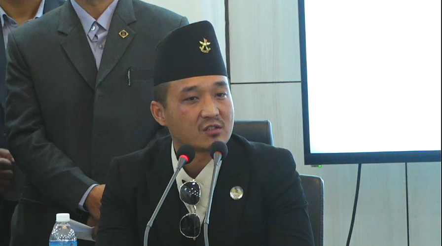 प्रधानमन्त्री शाह र गृहमन्त्री गुरुङबीच छलफल