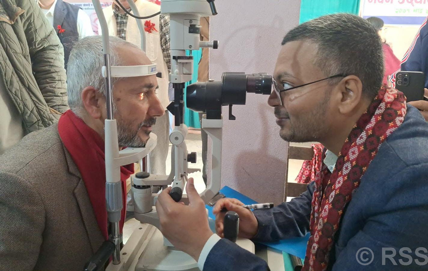 गाउँमा निःशुल्क आँखा उपचार सेवा पाएपछि स्थानीवासीे खुसी