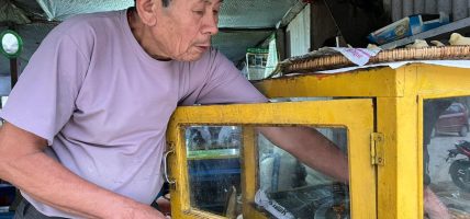 मिठाई बेचेर खुसी कमाएका हरिबहादुर