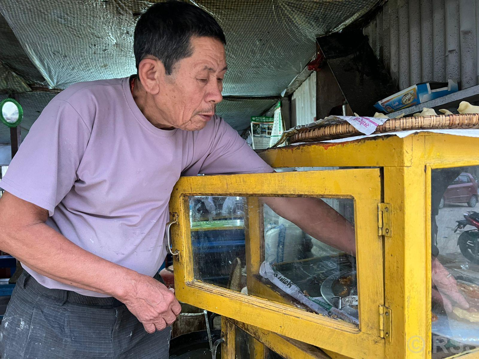 मिठाई बेचेर खुसी कमाएका हरिबहादुर