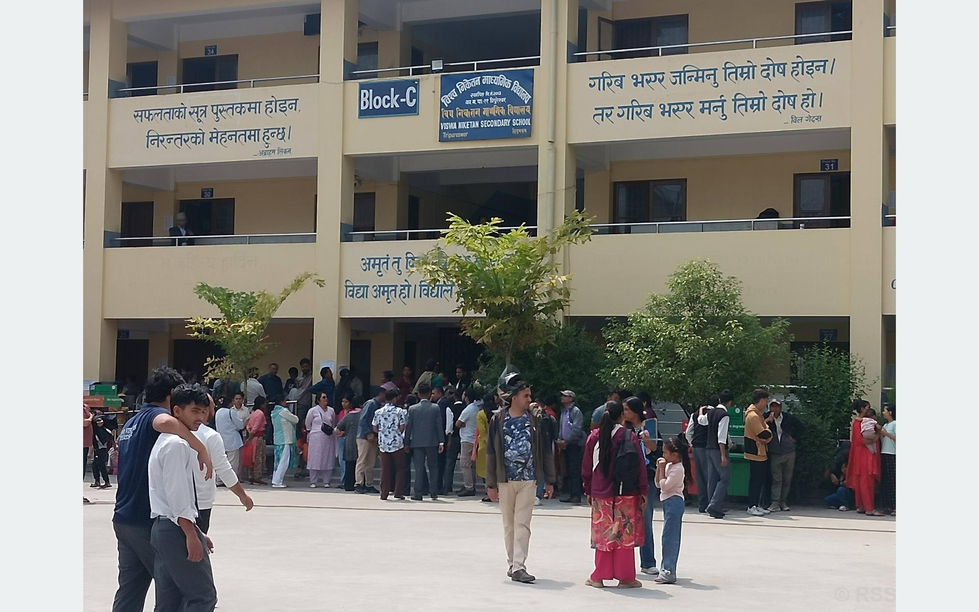 अभिभावकको रोजाइमा परेका सामुदायिक विद्यालयमा यसरी हुँदैछन् विद्यार्थी भर्ना