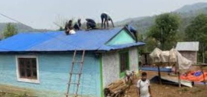 हुरीबतासले उडाएका घर मर्मत गर्दै गाउँका युवाहरू
