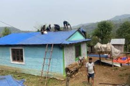 हुरीबतासले उडाएका घर मर्मत गर्दै गाउँका युवाहरू