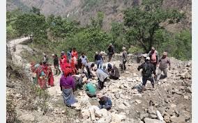 पोखरेबगर- घोडेपानी सडकको हल्लेखर्क खण्ड श्रमदानबाट मर्मत