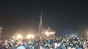 विश्वध्वजासहितको पचपन्न हातको लिङ्गो उठाइयो