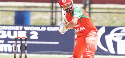 नेपालविरुद्ध १३० रन जोडेर आउट भए सिंह