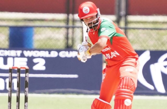 नेपालविरुद्ध १३० रन जोडेर आउट भए सिंह