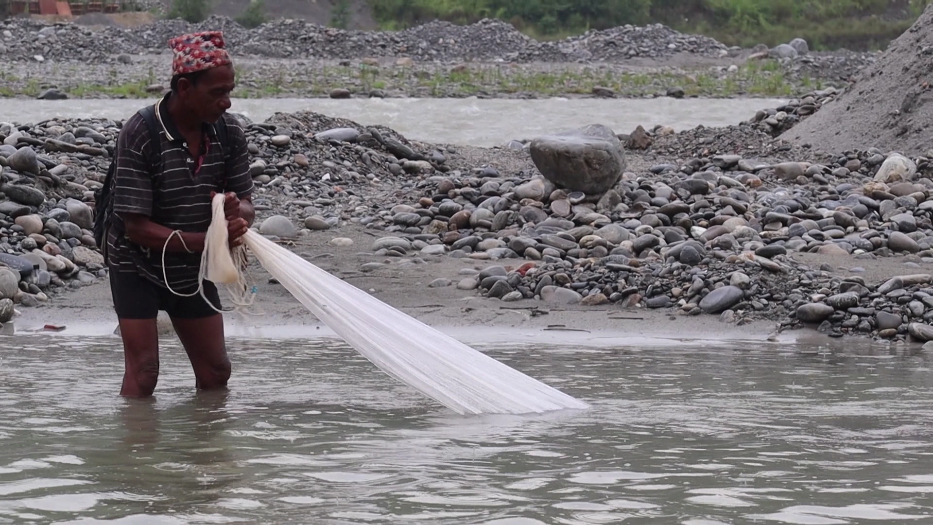 नदीमा माछा पाइन छाडेपछि पुर्ख्यौली पेसा सङ्कटमा