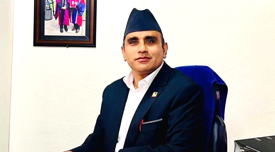 नवनियुक्त महान्यायाधिवक्ता डा. कँडेलले शपथ लिँदै