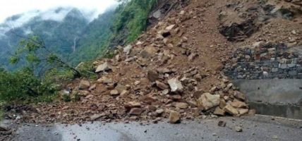 पहिरोले मध्यपहाडी लोकमार्ग अवरुद्ध