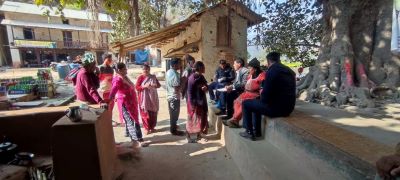 रक्तचाप नाप्ने मेसिन र औषधीको पोको लिएर बिरामीको घरघर पुग्ने डाक्टर उत्तम गैरे