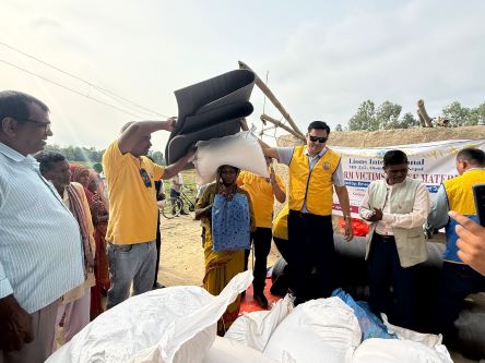 हावाहुरीपछि लहानमा सक्रिय लायन्स क्लब, २५ परिवारलाई राहत