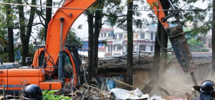 मनोहरा सुकुमवासी बस्तीमा घरटहरा भत्काउन सुरु