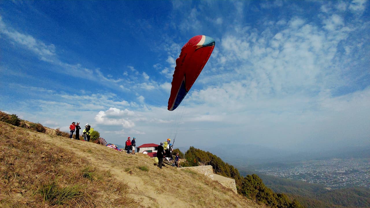 सुर्खेतको आकाशमा नयाँ उत्साह : ‘कर्णाली समृद्धि’सँगै पर्यटन प्रवद्र्धनका लागि प्याराग्लाइडिङ