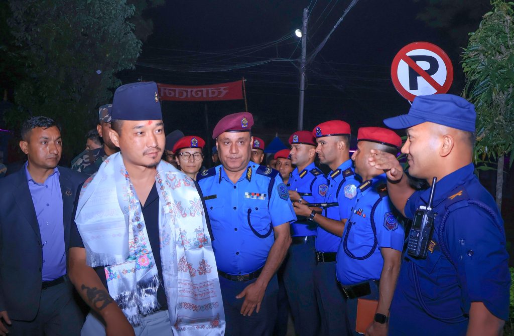 मध्यरातमा चितवन पुगे गृहमन्त्री गुरुङ, प्रहरीद्वारा स्वागत