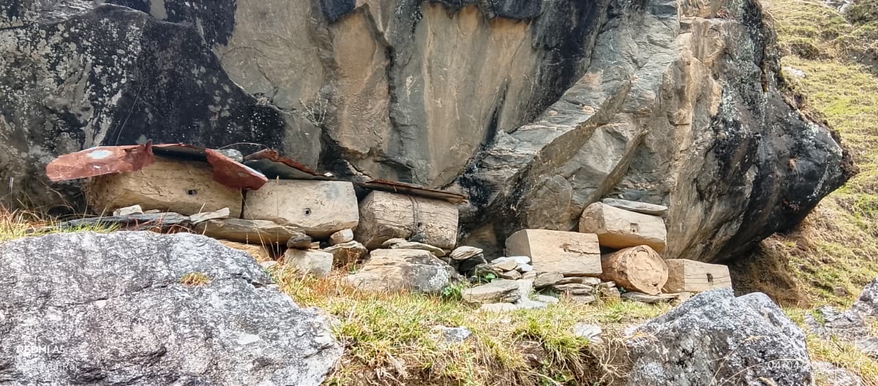 भिर पाखामा राखिएका लोपन्मुख मौरी घार