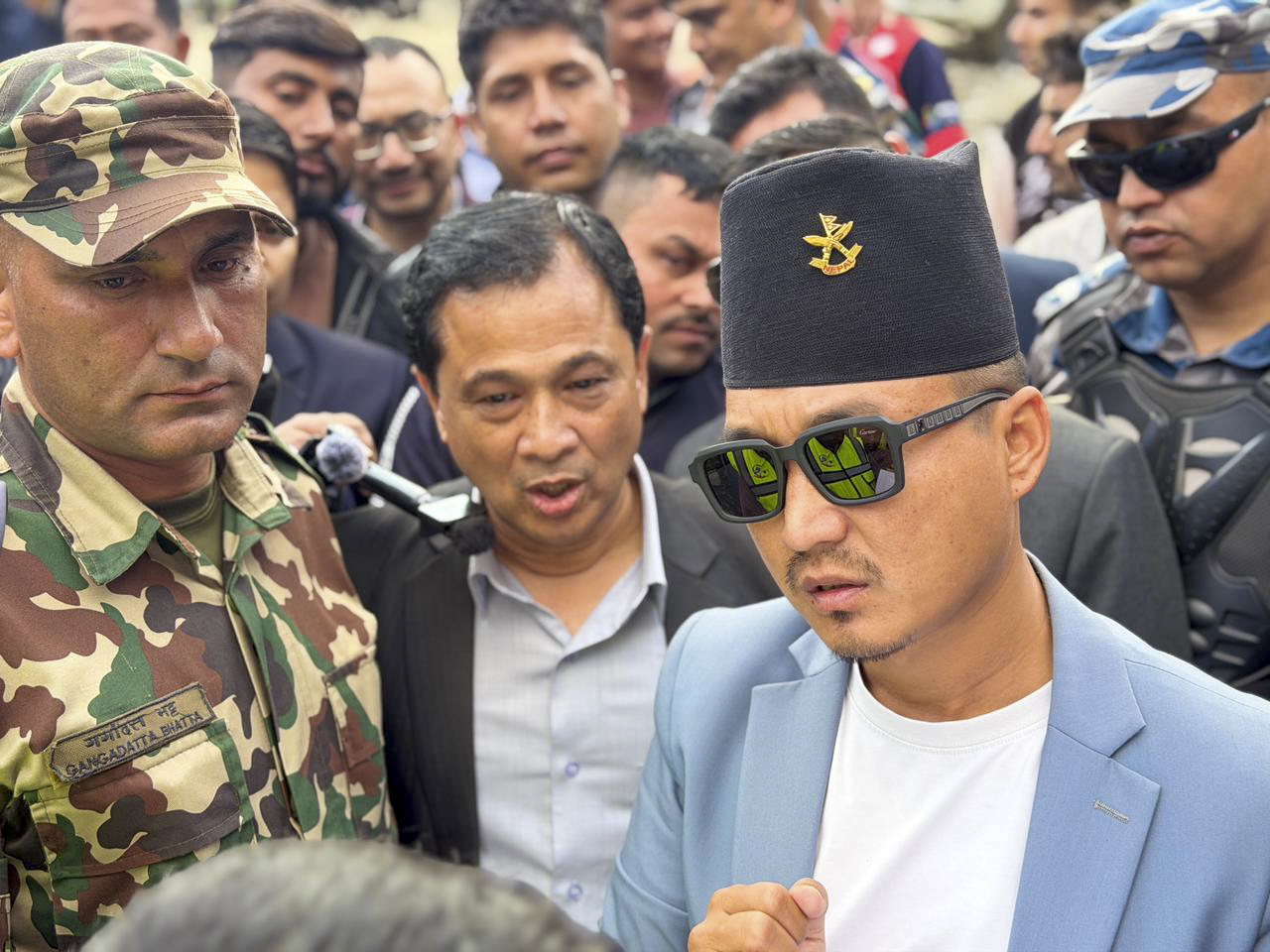 गृहमन्त्री गुरुङद्वारा क्षतिग्रस्त बिपी राजमार्गको अवलोकन, विपत्तिमा ‘हेलीबाट’ उद्धार गर्न निर्देशन