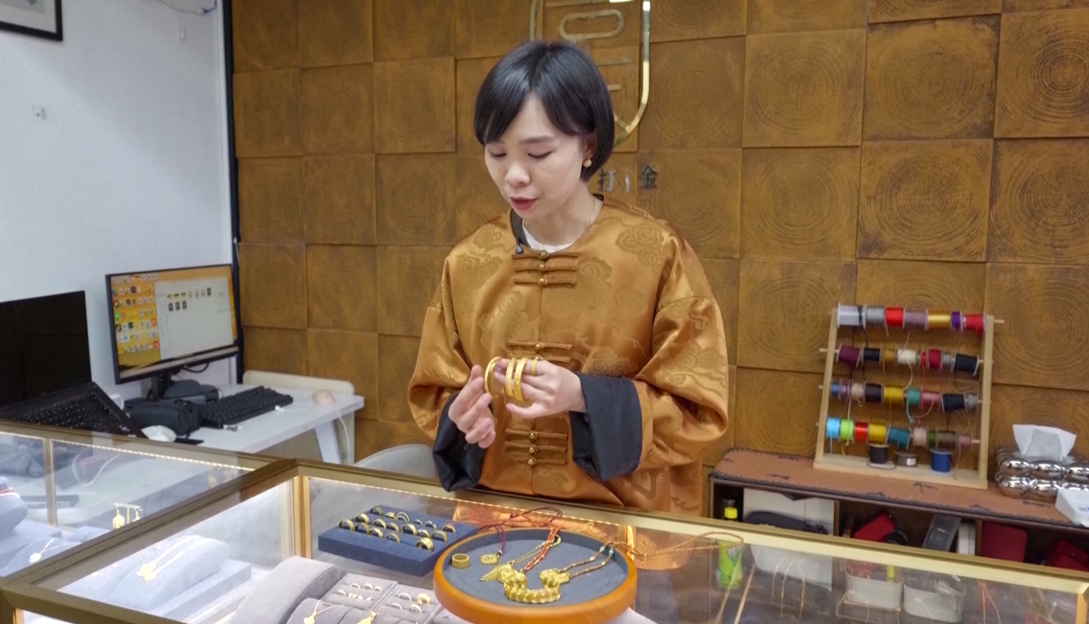 पुराना सुनका गहनाहरू पुनर्निर्माणमा युवा आकर्षण : मासिक २१ सय डलरसम्म आम्दानी