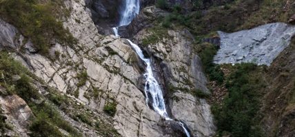 पर्यटकको रोजाइमा म्याग्दीको रुप्से झरना (फोटोहरु)