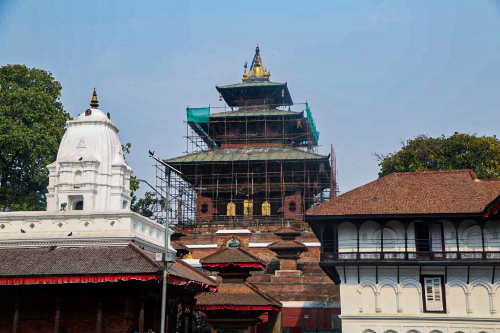 भूकम्पको एक दशकः भत्किएका संरचना पुनर्निर्माणको प्रतीक्षामा