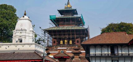 भूकम्पको एक दशकः भत्किएका संरचना पुनर्निर्माणको प्रतीक्षामा