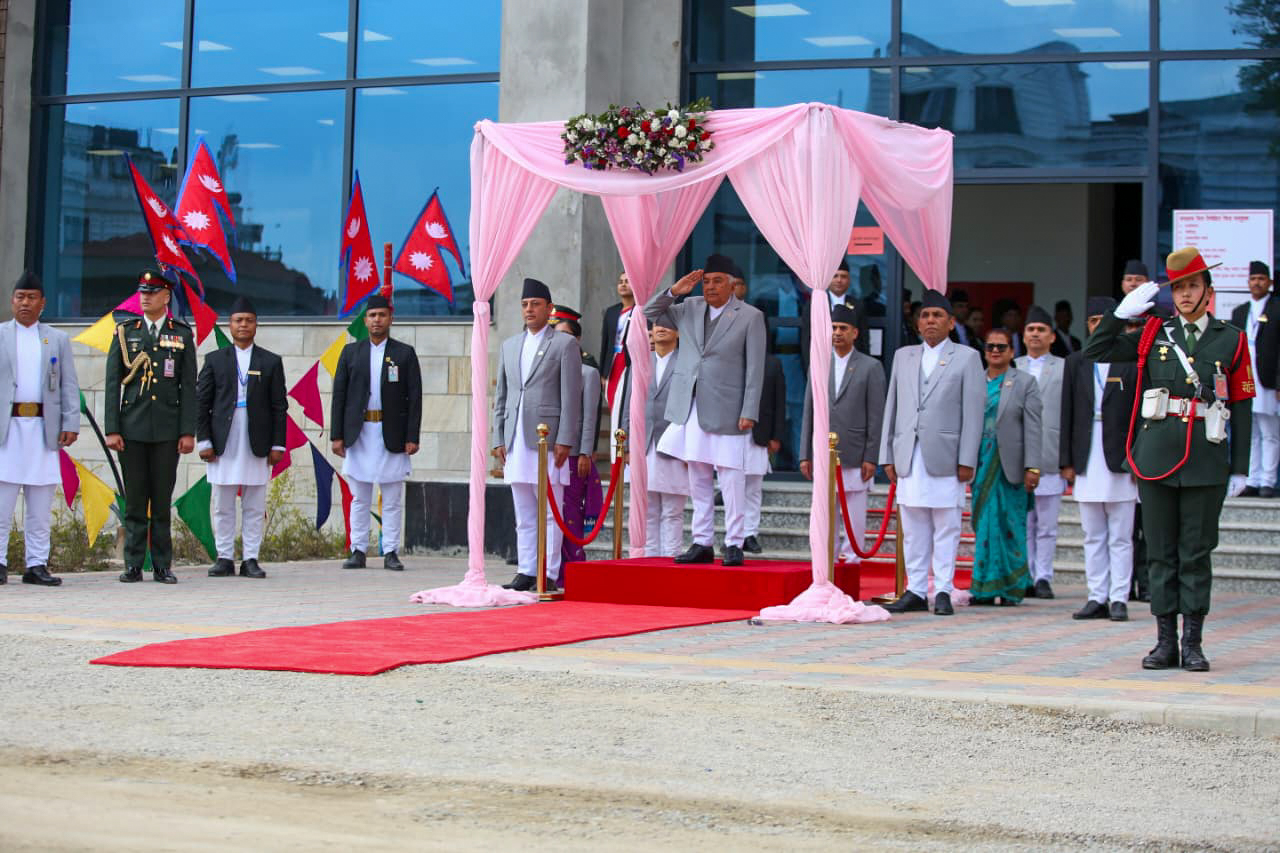दुवै सदनको संयुक्त बैठकलाई सम्बोधन गर्न पुगे राष्ट्रपति संसद् भवन (तस्विरहरू)