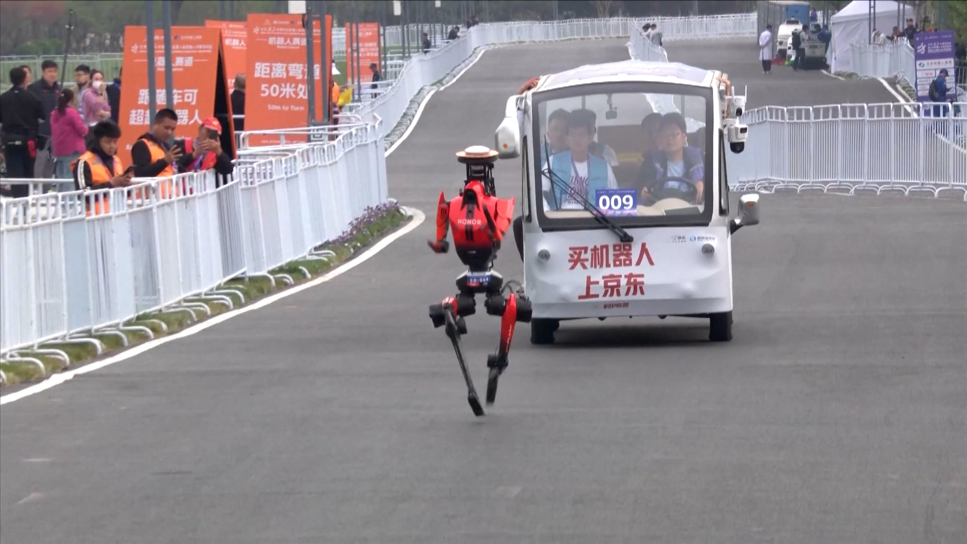 बेइजिङ हाफ म्याराथनमा अनर कम्पनीको रोबोटले जित्यो उपाधि