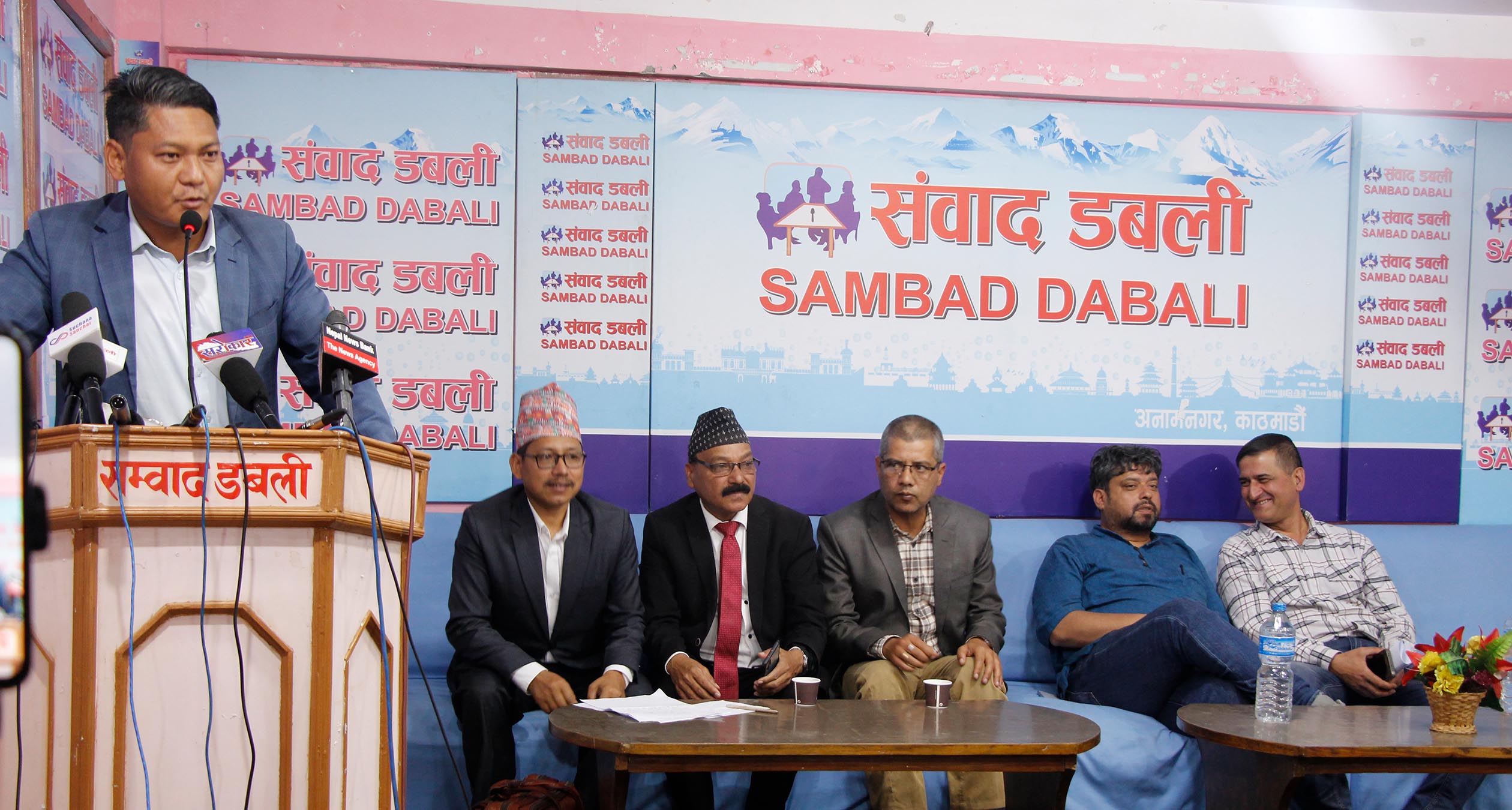 निजी सञ्चार माध्यमलाई आथिर्क नाकाबन्दी लगाउने निर्णय विरुद्ध आन्दोलन गर्ने चेतावनी (भिडियो सहित)