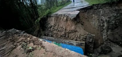 पुल बगाउँदा भोजपुर–चखेवा सडक बन्द