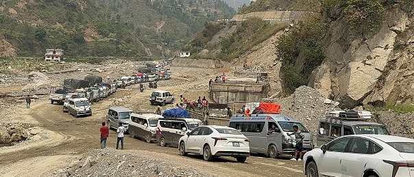 रोशी खोलाको बाढीपछि अवरुद्ध बीपी राजमार्ग पुनः सञ्चालनमा