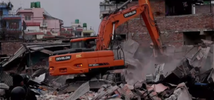 गैरीगाउँको सुकुम्बासी बस्तीमा डोजर चलाइयो