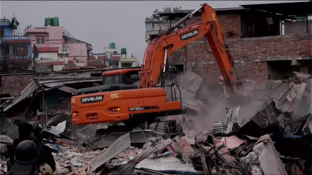 गैरीगाउँको सुकुम्बासी बस्तीमा डोजर चलाइयो