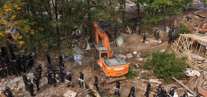 थापाथलीस्थित सुकुम्बासी बस्तीमा चल्यो डोजर