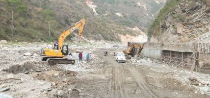 वर्षासँगै रोशी खोलामा बाढी, बीपी राजमार्ग पुनः बन्द