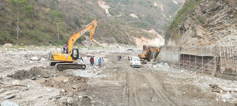 वर्षासँगै रोशी खोलामा बाढी, बीपी राजमार्ग पुनः बन्द