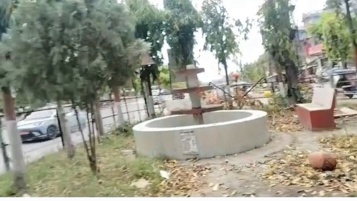 चन्द्रपुरको मुख्य चोकमा रहेको पार्क बन्दै कुरुप :संरक्षणको अभावमा संरचना बेवारिसे