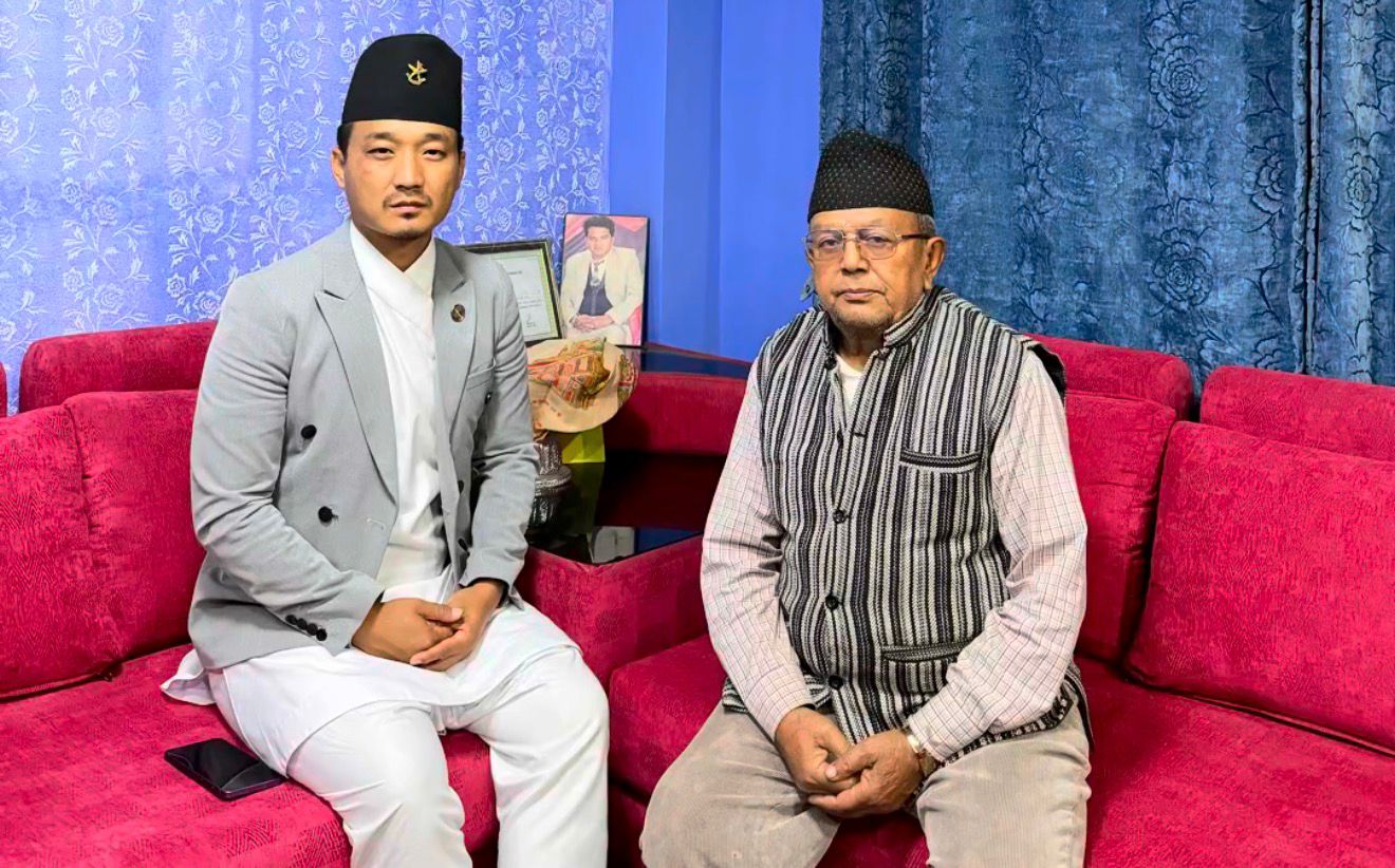 एमाले कार्यकर्ताबाट दुर्व्यवहारमा परेका वृद्धालाई भेट्न गृहमन्त्री सुधन गुरुङ उनकै निवास पुगे 