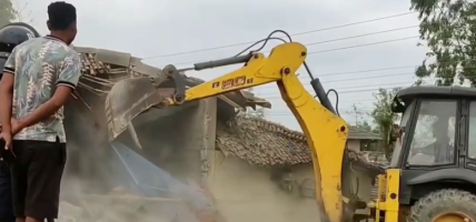 बृन्दाबन नगरपालिकाद्वारा अतिक्रमित संरचनामा डोजर : वर्षौँदेखि रोकिएको प्रशासनिक भवन निर्माणको बाटो खुल्यो