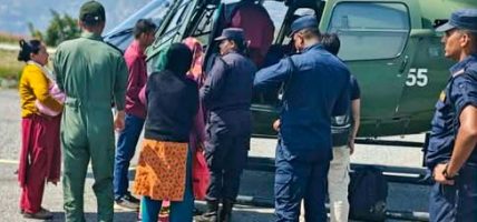 दुर्गम क्षेत्रमा जोखिममा परेका गर्भवती र सुत्केरी महिलाको हवाई उद्धार