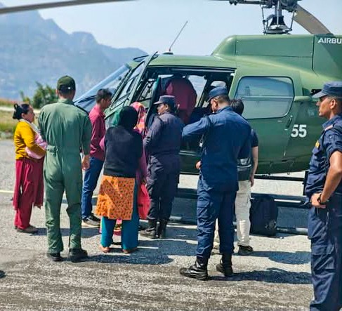 दुर्गम क्षेत्रमा जोखिममा परेका गर्भवती र सुत्केरी महिलाको हवाई उद्धार