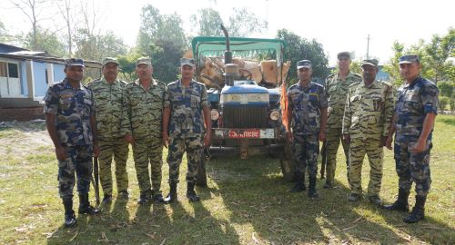 सर्लाहीमा अवैध काठसहित ट्याक्टर पक्राउ, १० लाख बढीको सामान बरामद