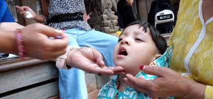 देशभर भिटामिन ‘ए’ र जुकाको औषधि वितरण, पाटनको मंगलबजारमा पनि अभियान सञ्चालन